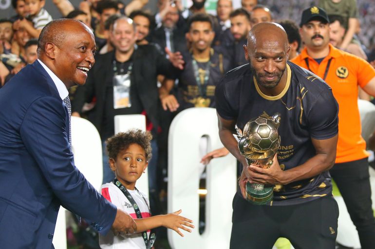 شيكابالا يتسلم كأس الكونفدرالية الأفريقية