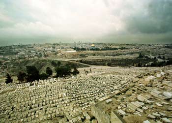 آلاف المقابر اليهودية ترقد أسفل الحرم الشريف في القدس الشرقية أو ما يطلق عليه اليهود جبل المعبد