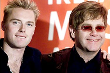 REUTERS - -British singer Elton John (R) and Irish pop singer Ronan Keating pose for photographers at the Meteor Ireland Music Awards in Dublin