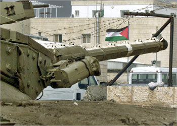 دبابة إسرائيلية تتمركز خارج مقر الرئيس الفلسطيني ياسر عرفات في رام الله بالضفة الغربية