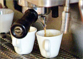 دراسة أميركية تثبت أن احتساء فنجانين من القهوة يوميا لا يزيد خطر الإصابة بارتفاع الضغط