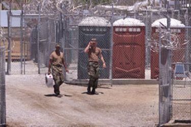 جنديان يسيران في معسكر إكس راي الذي أصبح هادئا عقب نقل أسرى القاعدة وطالبان إلى معسكر دلتا بالقاعدة البحرية الأميركية في خليج غوانتانامو بكوبا