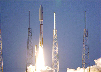 F_A Lockheed Martin Atlas launch vehicle lifts off 17 July, 2003, from complex 41 carrying the Rainbow 1 direct broadcast communications satellite at Cape Canaveral, Florida. The satellite is being put into space for Cablevision Systems Corp. AFP PHOTO/Bruce WEAVER
