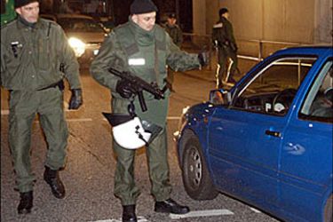 afp - Members of a Hamburg police unit turn back traffic, as they form a security cordon around a military hospital in the northern city of Hamburg 30 December 2003