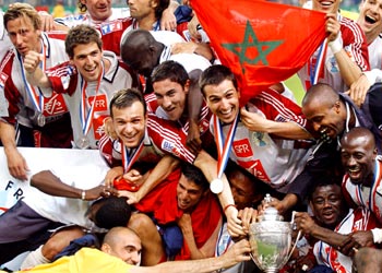 f: Paris Saint-Germain players jubilate after winning their French football cup final match against Chateauroux,