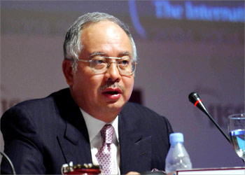 Malaysian Defence Minister Najib Razak speaks on the final day of the fourth plenary session of the Asia Security Conference at the Shangri La hotel in Singapore, 06 June 2004. Malaysia pledged here 06 June to help wipe out piracy on the Malacca Strait and work more closely with the United States as part of a stepped up multi-national campaign against regional terrorism, but US forces will still not be allowed to fight in local waters