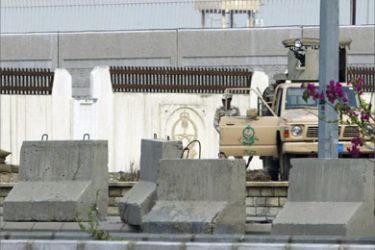 Saudi security forces take position in front of the US consulate in the Red Sea port city of Jeddah 07 December 2004.