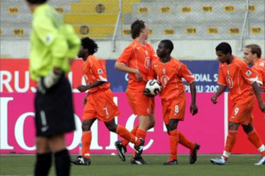 Netherlands U17 football team player Jeffrey Sarpong (with the ball) and teammates celebrate their second goal over the USA during their U17 FIFA World Cup match 26 September, 2005 in Trujillo, Peru. AFP PHOTO/JAIME RAZURI