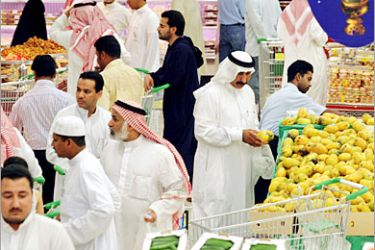 AFP / Saudis shop at a supermarket in Riyadh on the first day of the holy month of Ramadan, 04 October 2005. Ramadan, which began today in most Arab and Muslim countries,