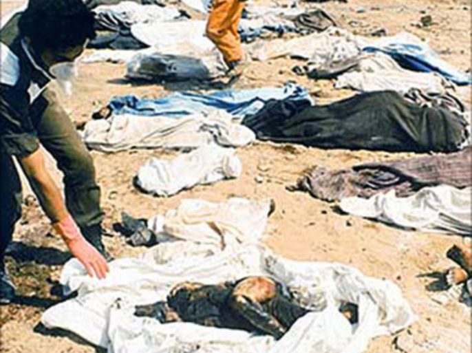 مذبحة صبرا وشاتيلا في لبنان , رجل دفاع مدني لبناني يتفحص جثمان طفل وسط عدد من ضحايا المذبحة