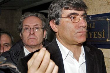 f_Armenian journalist Hrant Dink (R), who came to support Turkish writor Orhan Pamuk, leaves the Sisli court