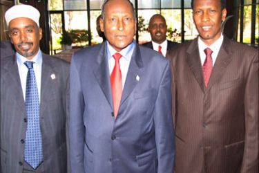 f_Somalia's President Abdilahi Yusuf Ahmed (C) poses with Parliament Speaker Sharif Hassan Adan (L) and Somalia's