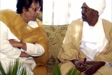 Libyan leader Moamer Kadhafi (L) is welcomed by Sudanese President Omar Al-Bashir (R) upon his arrival to Khartoum 26 March 2006 to participate in this week's Arab Summit.