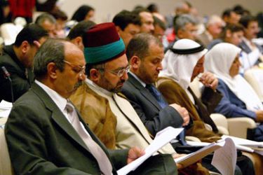 Iraqi deputies attend Iraq's parliament session in Baghdad May 17, 2006. An Iraqi parliamentary speaker told the chamber to reconvene on Saturday for a vote to confirm