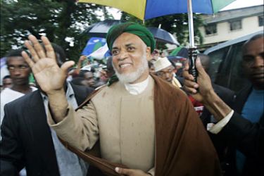 f_Opposition candidate Ahmed Abdallah Sambi greets supporters arriving 10 May 2006 in Mitsoubge, Comoros