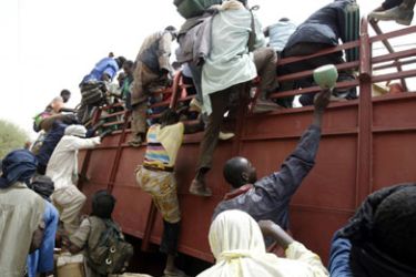 Inhabitants of the northeastern town of Kidal get onto a truck to leave the town 27 May 2006, following an uprising 23 May by Tuareg dissidents who took over two military camps