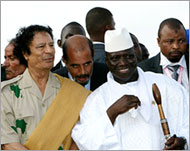 الرئيس الغامبي يحيى جامع (يمين) اعترف بالمجلس الانتقالي بليبيا وجمد حسابات القذافي (الفرنسية-أرشيف)