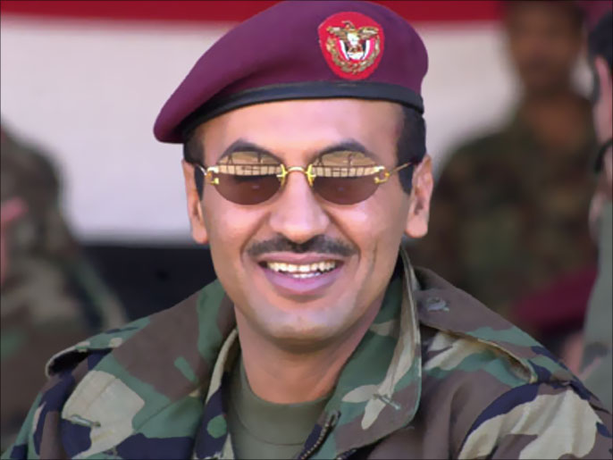 ‪أحمد علي عبد الله صالح لوّح بقصف صنعاء في حال إقالته‬ (الفرنسية-أرشيف)