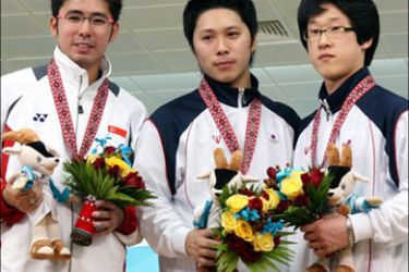 الكوري الجنوبي جو نام يي يتوسط منصة التتويج بعد فوزه بذهبية مسابقة الماستر للرجال ضمن رياضة البولينغ بدورة ألعاب الدوحة الآسيوية 2006