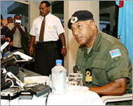 قائد الجيش فوريك باينيماراما يهدد منذ مدة بعزل الحكومة (الفرنسية)