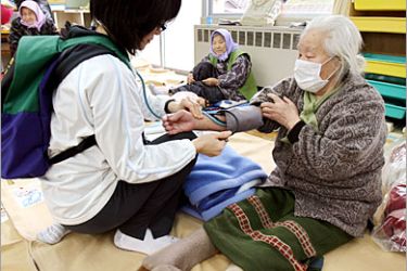 AFP / An elderly woman receives medical attention early in the morning a shelter in the town of Monzen in Wajima, Ishikawa prefecture, 27 March 2007, where victims of the 25 March earthquake have relocated. Strong aftershocks rattled