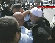الشرطة تعتقل الشيخ صلاح خلال احتجاجات على حفريات باب المغاربة (الجزيرة-أرشيف)