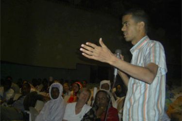 يجري حاليا في أغلب المدن الموريتانية عرض فيلم قصير بكل اللهجات المحلية عن الثقافة الديمقراطية(صورة من الفيلم)