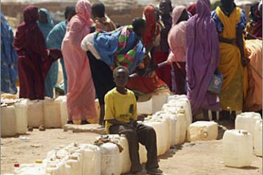 r_Internally displaced Sudanese women collect water in Abu Shouk refugee camp in Darfur region March 24, 2007. U.N. humanitarian chief John Holmes said he was barred from