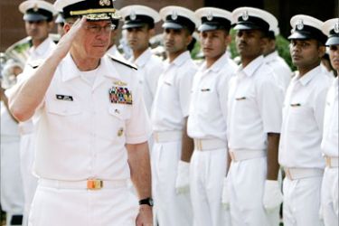 US Chief of Naval Operations Admiral Michel Mullen (L) inspects a guard of honour in New Delhi, 18 April 2007. Mullen is on an official visit to India.