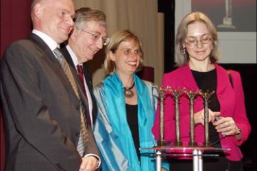 بوليتكوفسكايا { الأولي من اليمين } خلال أستلامها عام 2005 جائزة معرض لايبزيغ الدولي للكتاب . الجزيرة نت