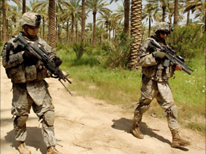 f_A picture released by the US Army 30 May 2007 shows US soldiers searching a palm grove for suspected insurgents in Taji, Iraq, 29 May, 2007. Ten American soldiers were killed
