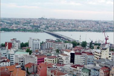 خليج قرن الذهب الي يفصل بين الجزئين الأوروببيين في اسطنبول