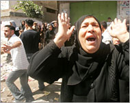 سيدة فلسطينية تصرخ باكية خلال تشييع مقاتل في فتح (رويترز) 