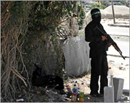 مقاتل من حماس خلال الاشتباكات في شوارع غزة (رويترز)