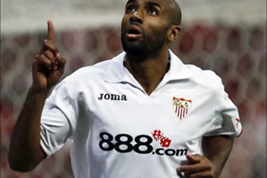 r_Sevilla's Frederic Kanoute celebrates after scoring against Getafe during their King's Cup final soccer match at Santiago Bernabeu stadium in Madrid June 23, 2007. REUTERS/Sergio Perez (SPAIN)