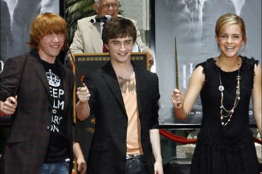 r_Cast members Daniel Radcliffe (C), Rupert Grint (L) and Emma Watson from the movie "Harry Potter and the Order of the Phoenix" hold their wands before leaving prints