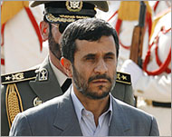 أحمدي نجاد يسعى لتقوية العلاقات الاقتصادية مع أذربيجان (رويترز-أرشيف)