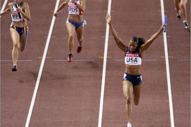 AFP/USA's Torri Edwards (R) crosses the finish line during the women's 4x100m relay final, 01 September 2007, at the 11th IAAF World Athletics Championships, in Osaka.