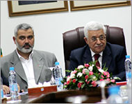 رئيس السلطة الوطنية محمود عباس (يمين) ورئيس الحكومة إسماعيل هنية (الفرنسية-أرشيف)