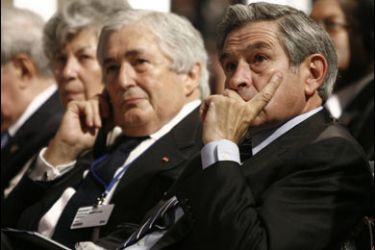 r/Former World Bank Presidents Paul Wolfowitz (R) and James Wolfensohn are seen in the audience at the IMF/World Bank opening plenary session in Washington October 22, 2007