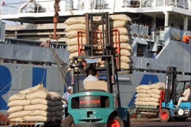 Dock workers load cacao beans in the port of San Pedro 21 November 2007
