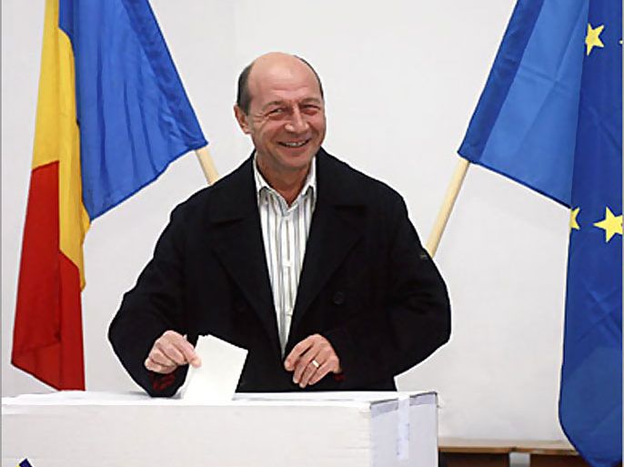 REUTERS/ Romania's President Traian Basescu casts his ballot at a polling station in Bucharest November 25, 2007. Romania's first election to the European Parliament on Sunday is