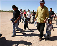 مكسيكيون على حدود أميركا والمكسيك(رويترز-أرشيف)
