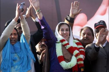 afp : Pakistani former premier Benazir Bhutto (C) waves to her supporters during her last election compaign rally in Rawalpindi 27 December 2007. Pakistan opposition leader