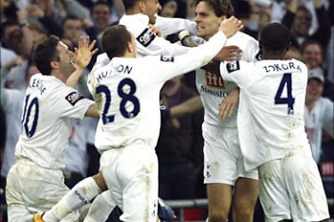 f_Tottenham Hotspur's english defender Jonathan Woodgate celebrates scoring in extra time with his teammates during the Carling Cup Final match against Chelsea at Wembley