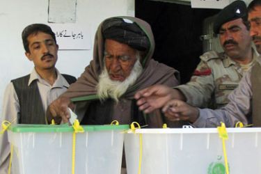 A voter casts his ballot at a polling station in the Pakistan-Afghanistan border town of Chaman February 18, 2008. Fears of violence overshadowed Pakistan's general election