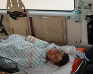 الموت يهدد المصابين بأمراض خطرة جراء استمرار الحصار الإسرائيلي على قطاع غزة (الفرنسية)