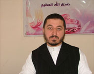 وائل الزرد قال إن الهدف الأساسي لإنشاء الجمعية كان مساعدة الشباب (الجزيرة نت)
