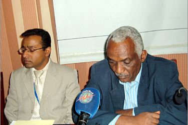 الأمين العام لاتحاد الصحفيين السودانيين وعلي يميه ممثل اليونسكو - الجزيرة نت