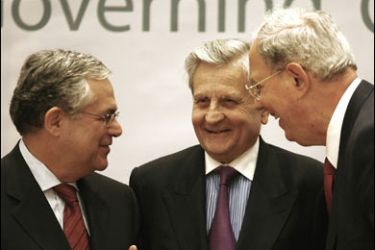 f/President of the European Central Bank, Jean-Claude Trichet (C) speaks with outgoing Governor of Bank of Greece Nicholas Garganas (R) and ECB Vice President Lucas Papademos before a press conference in Athens following a meeting by the ECB governors on May 8, 2008.